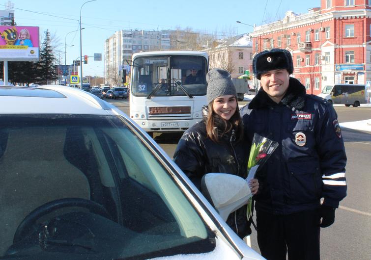 Сотрудники Госавтоинспекции поздравили с женским праздником автоледи Барнаула 
