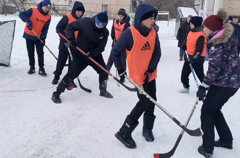 В микрорайоне «Поток» организовали спортивное патриотическое мероприятие «Хоккей на валенках»