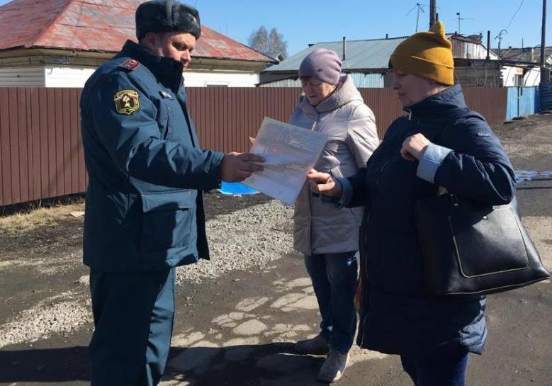 Жителям Октябрьского района напомнили о соблюдении требований пожарной безопасности при уборке приусадебных участков