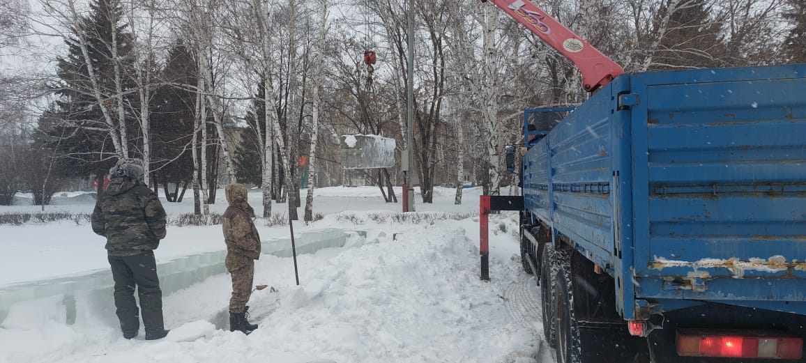 Перед зданием по ул. Германа Титова, 9 убирают снежный городок