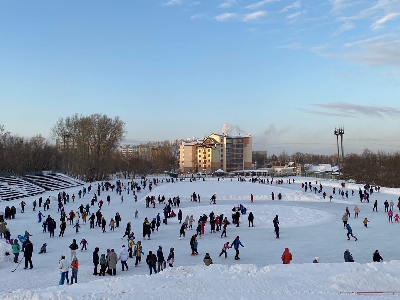 В Барнауле заработал ледовый каток «Клевченя» 