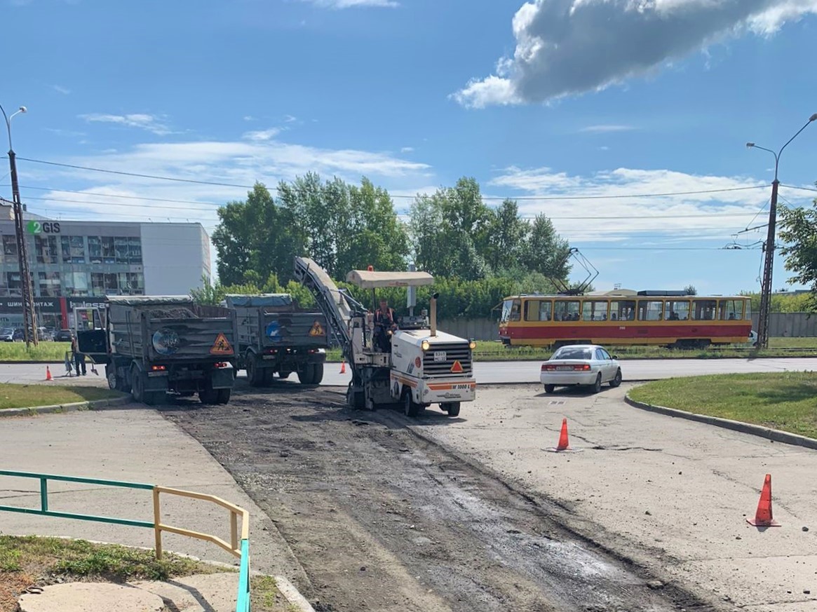 В Барнауле асфальтируют дороги в рамках текущего ремонта