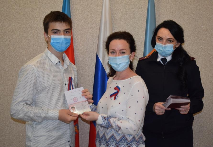 Ко Дню России в Индустриальном районе торжественно вручили паспорта юным гражданам