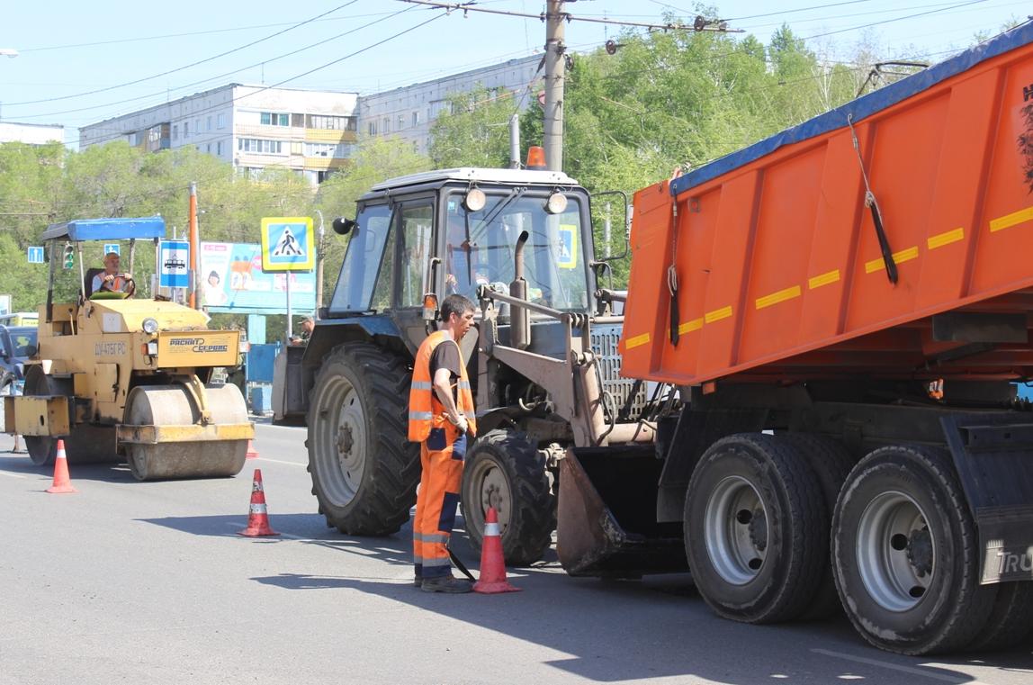 В Барнауле дорожники выполняют текущий ремонт улицы Попова 