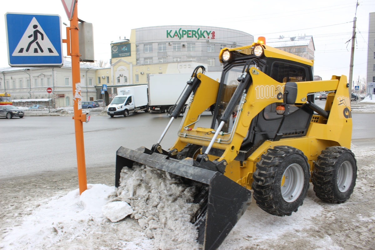 Около 80 единиц снегоуборочной техники работают на улицах Барнаула 5 марта