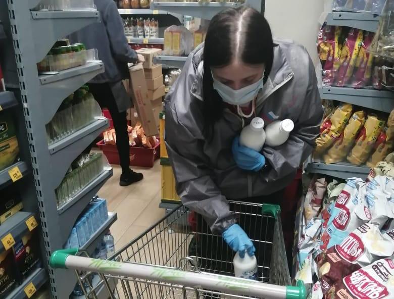 Барнаульские волонтеры помогают пожилым людям с покупкой и доставкой товаров первой необходимости