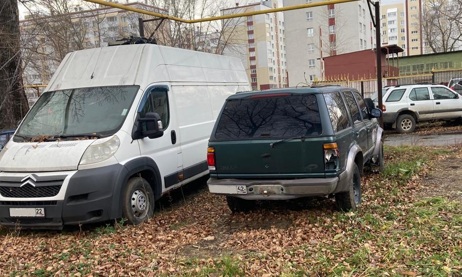 В Октябрьском районе Барнаула провели рейд по пресечению фактов парковки транспортных средств на территориях, занятых зелеными насаждениями