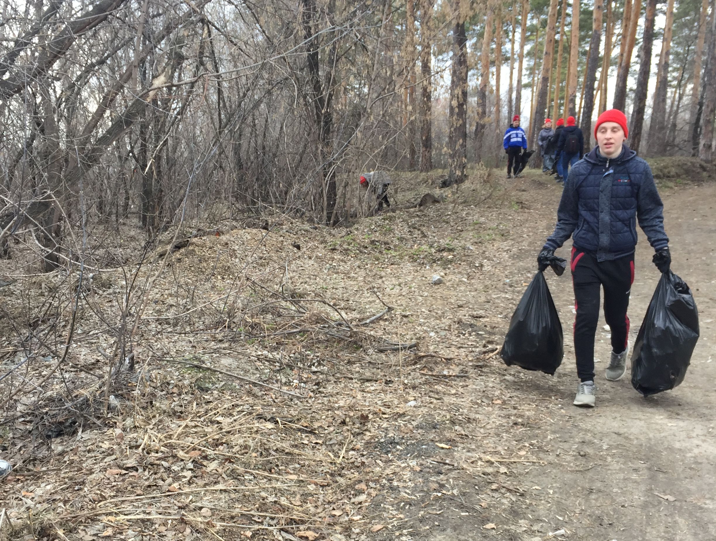 Более 200 мешков мусора собрали студенты в зеленой зоне и кромке леса по ул.Кутузова
