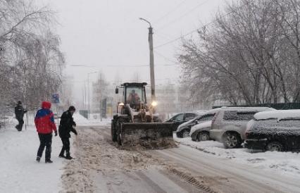 На территории района дорожные службы продолжают работы  по очистке улично-дорожной сети и межквартальных проездов