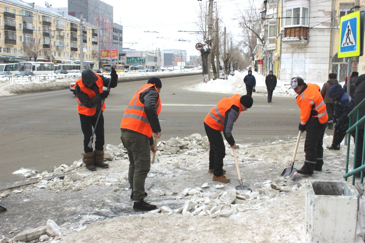 В Барнауле к уборке городских тротуаров от снега и наледи привлекли осужденных