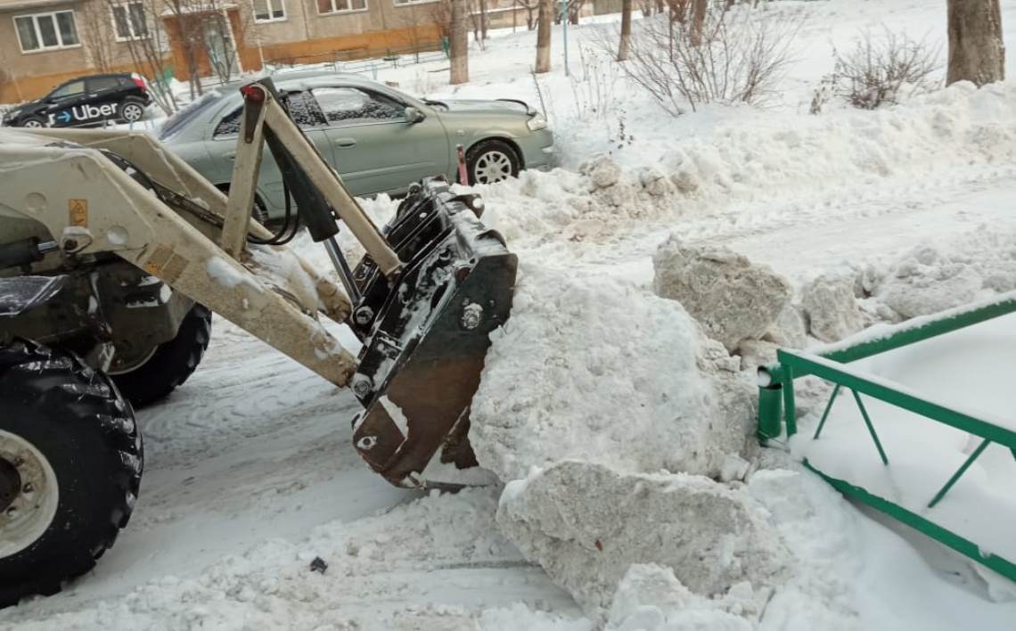 Около 12 тысяч кубометров снега вывезли с улиц Барнаула в выходные дни