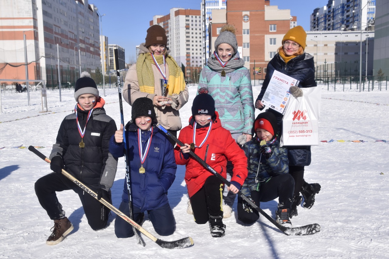 Команды школ Барнаула стали участниками турнира по хоккею с мячом