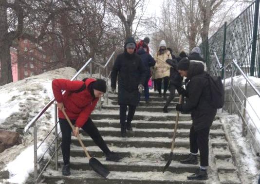 Бойцы студотрядов помогли в очистке от наледи пешеходных дорожек в Барнауле
