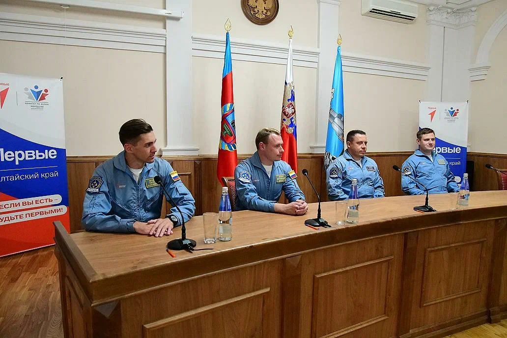 В администрации Барнаула прошла встреча молодежи с группой высшего пилотажа «Русские витязи»