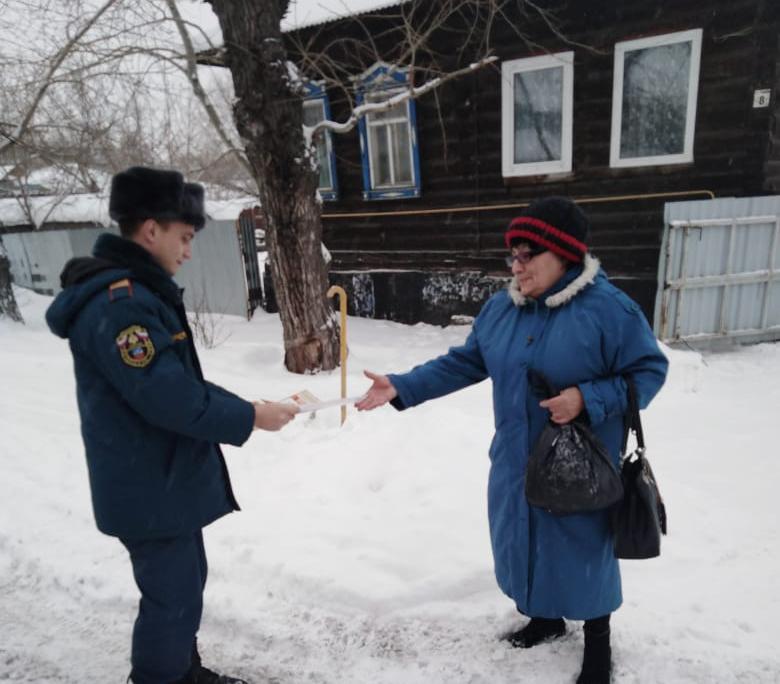 Жителей частного сектора Барнаула информируют о правилах пожарной безопасности и поведении при непогоде