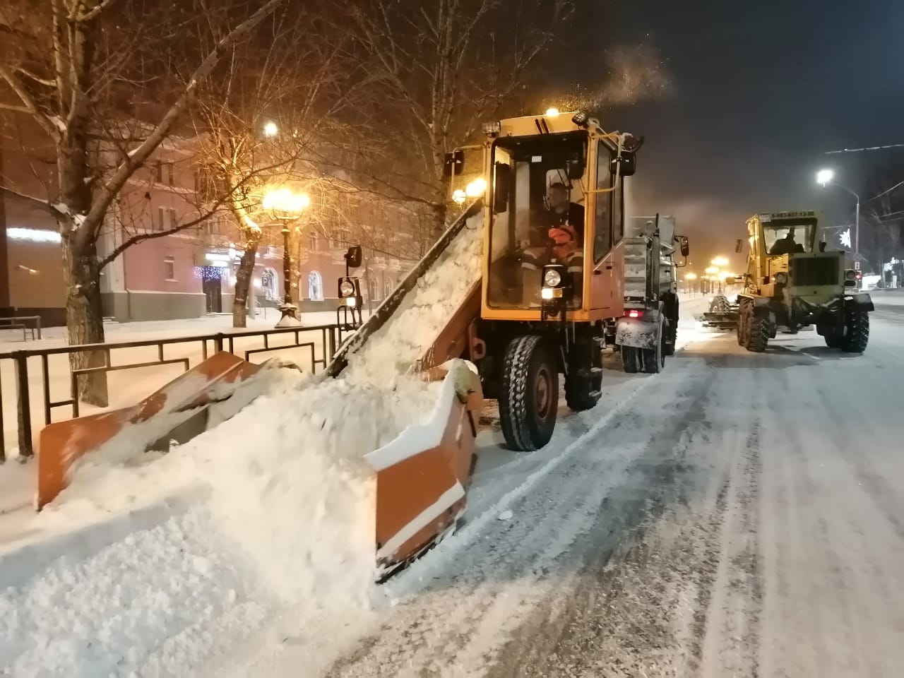 Дорожная служба Барнаула продолжает устранять последствия снегопада