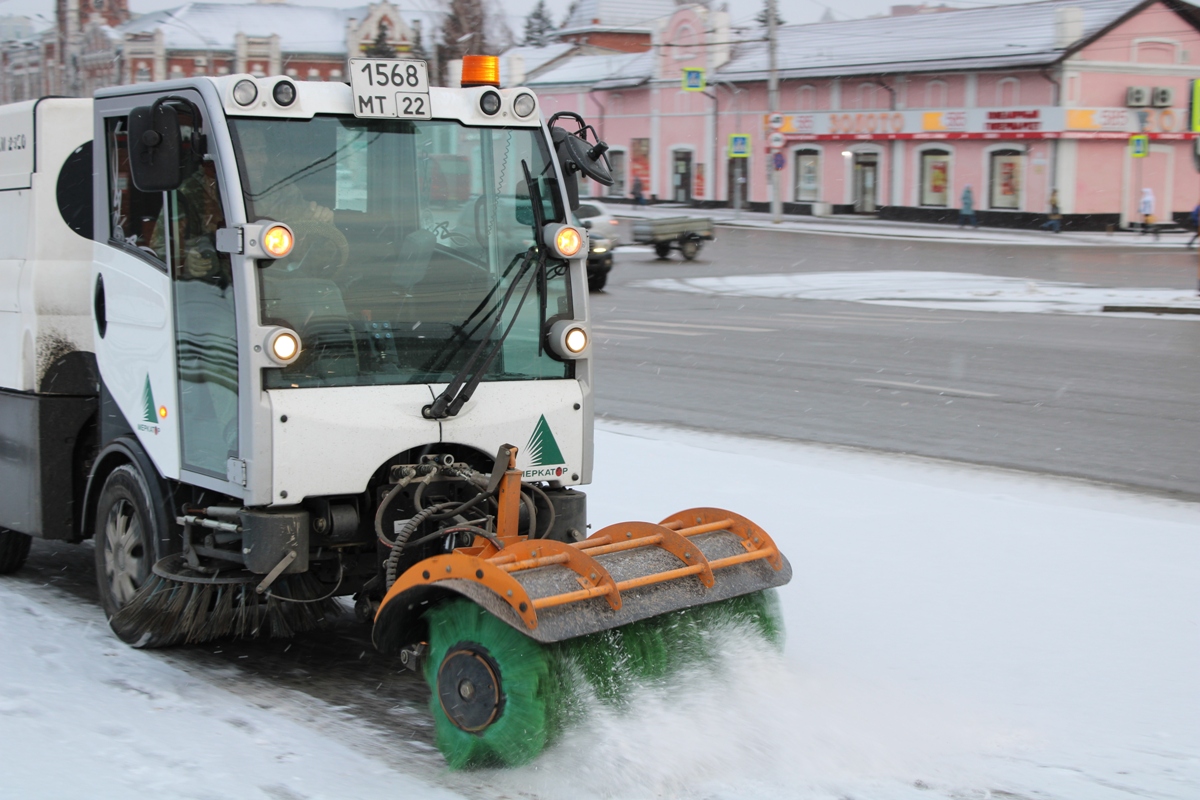 В Барнауле тротуары на проспекте Ленина обрабатывают новым реагентом