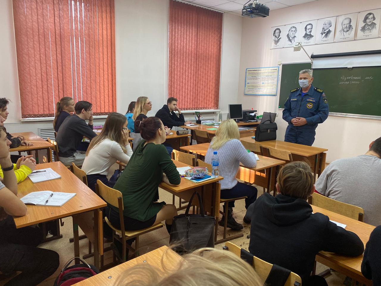 Со школьниками Октябрьского района провели профилактические беседы на тему безопасного поведения на водоемах