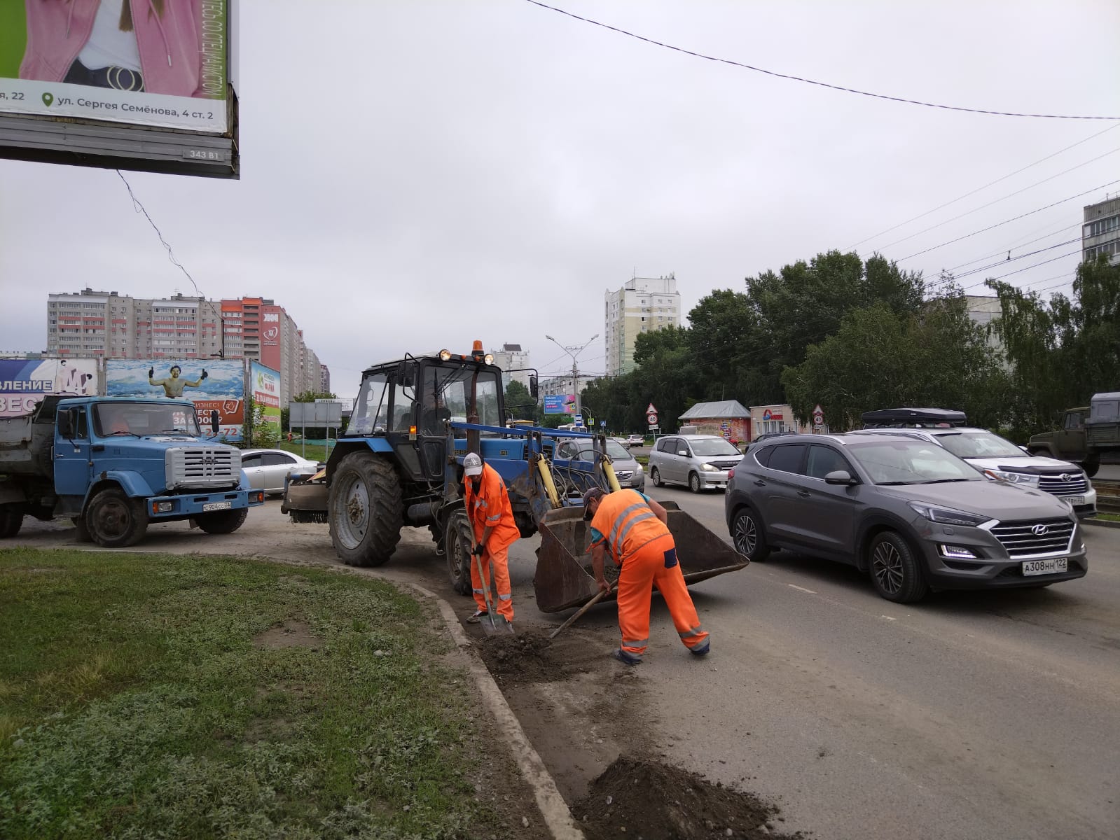 Дорожная служба Барнаула продолжает санитарную очистку городских дорог
