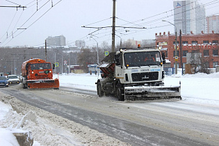 Более 100 единиц снегоуборочной техники работают на дорогах Барнаула 18 февраля