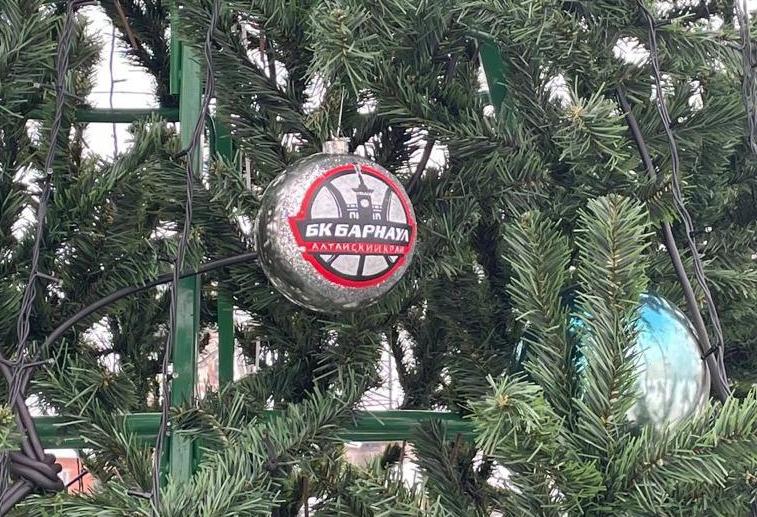Спортивные новогодние шары украсили ёлку на улице Мало-Тобольская