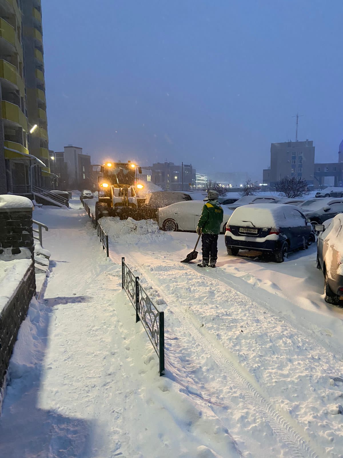 Продолжаются работы по очистке от снега Индустриального района 
