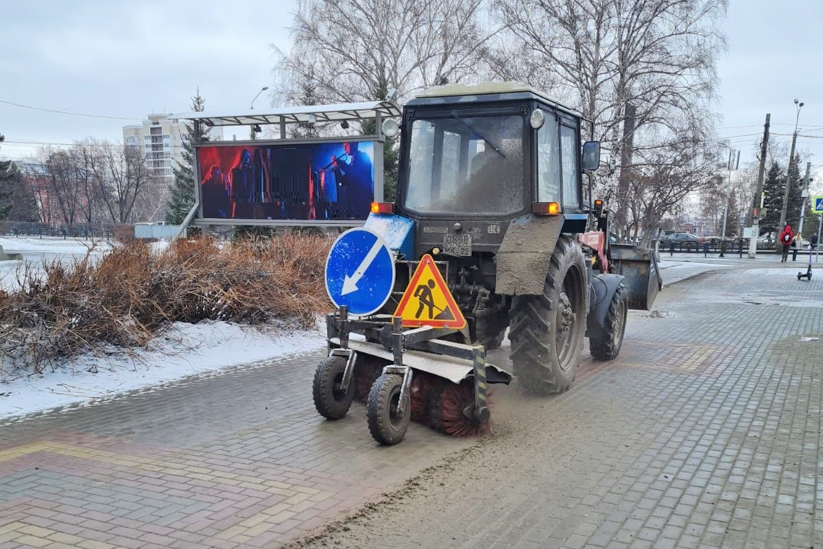 45 единиц спецтехники задействовали в третий «чистый четверг» в Барнауле