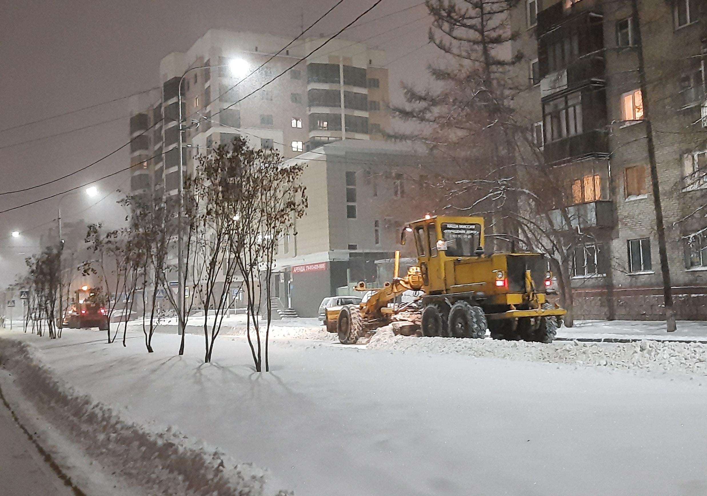 В ночь на 11 декабря на дорогах Барнаула будут работать 166 единиц снегоуборочной техники