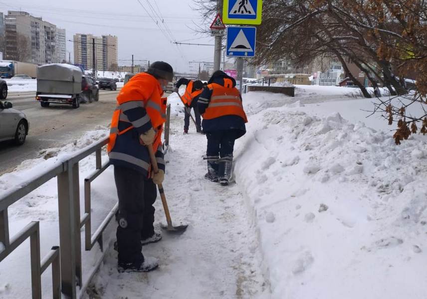 Более 190  человек очищают от наледи и посыпают песком пешеходные тротуары, остановки и общественные территории Барнаула