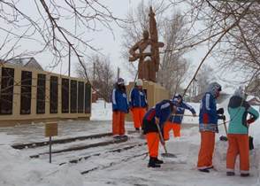 «Снежный десант» продолжает оказывать помощь в борьбе со снежными заносами пригородным поселкам Ленинского района