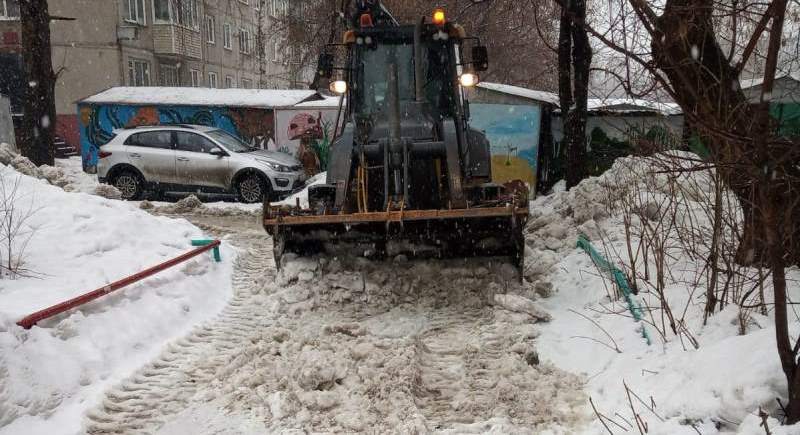 На территории Октябрьского района чистят от снега и наледи кровли и дворы
