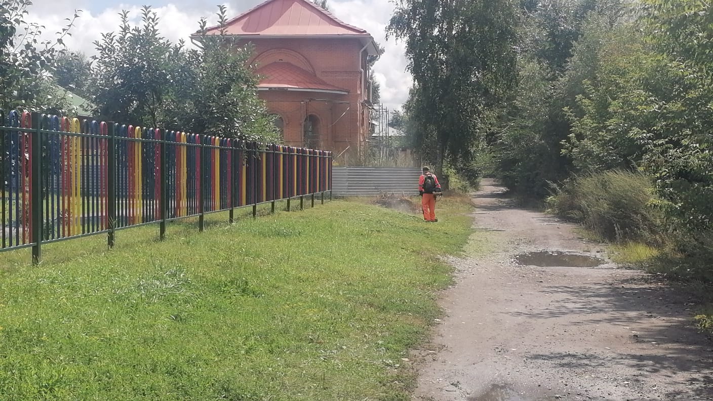 В Центральном районе проводятся работы по покосу травы