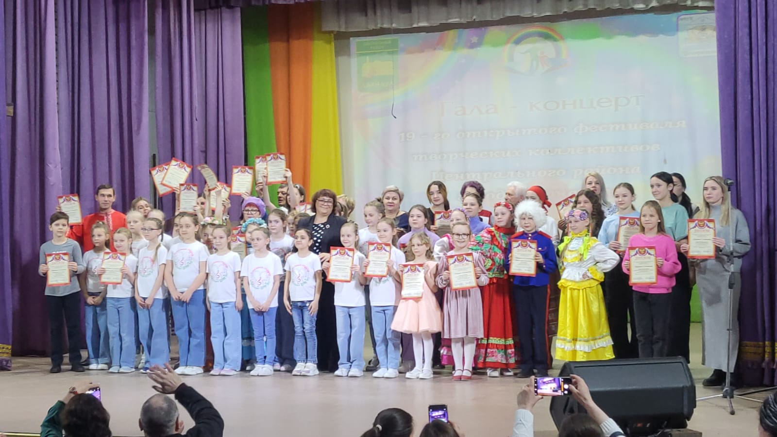 В Центральном районе состоялся XIX фестиваль творчества «Весенняя радуга», посвященный Году семьи