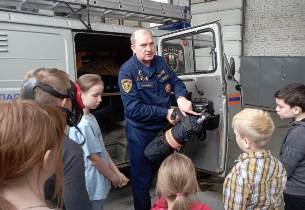 Юные жители микрорайона «Докучаевский» познакомились с работой аварийно-спасательного формирования Барнаула