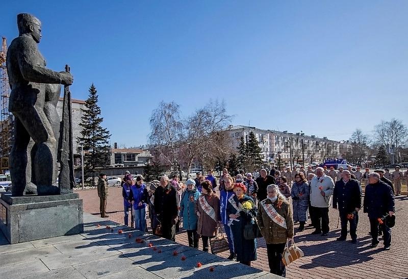 В Барнауле возложили цветы к Мемориалу Славы в память об освобождении узников фашистских концлагерей