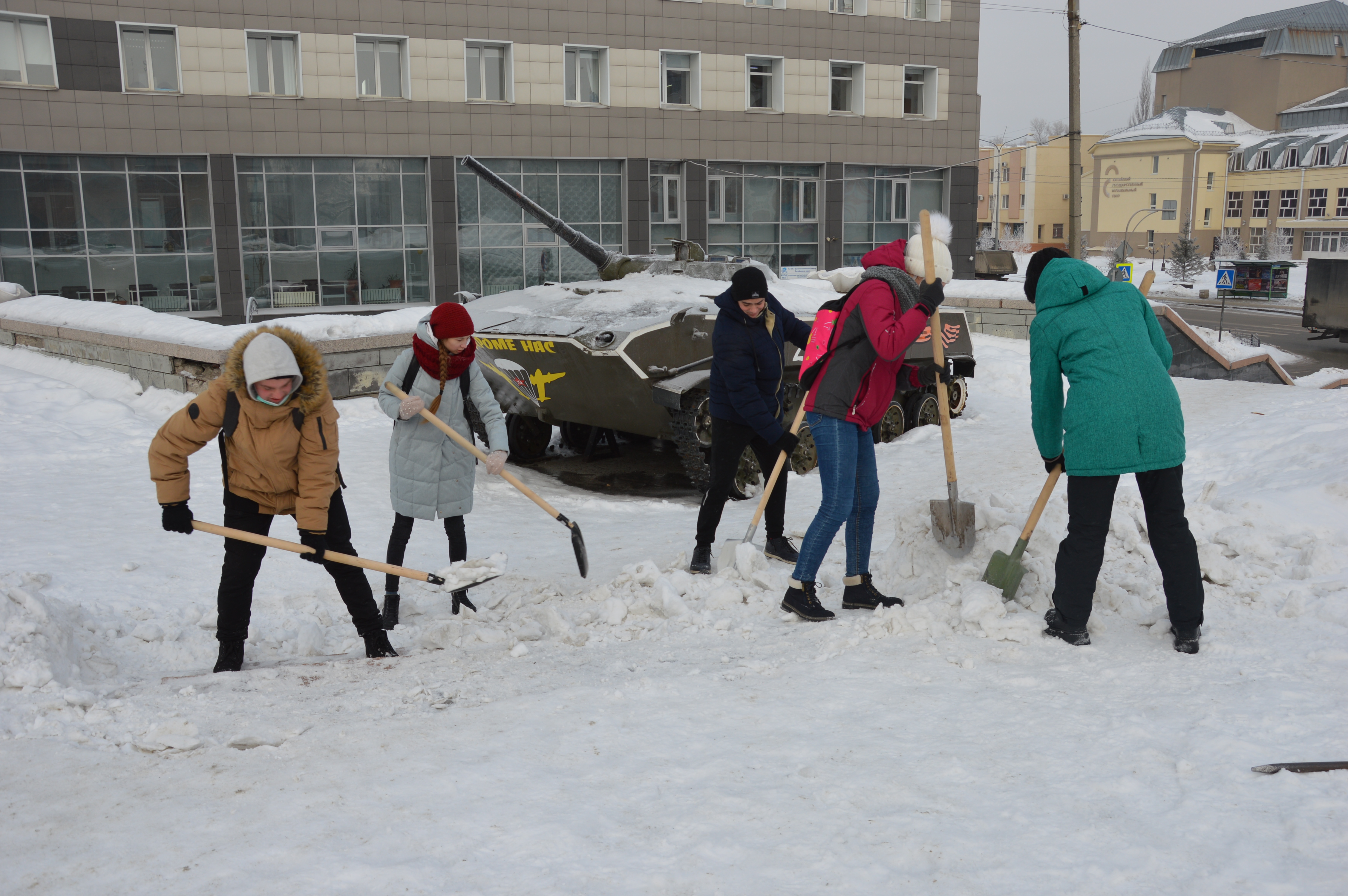 В Октябрьском районе студенты продолжают помогать в работах по уборке улиц от снега и наледи