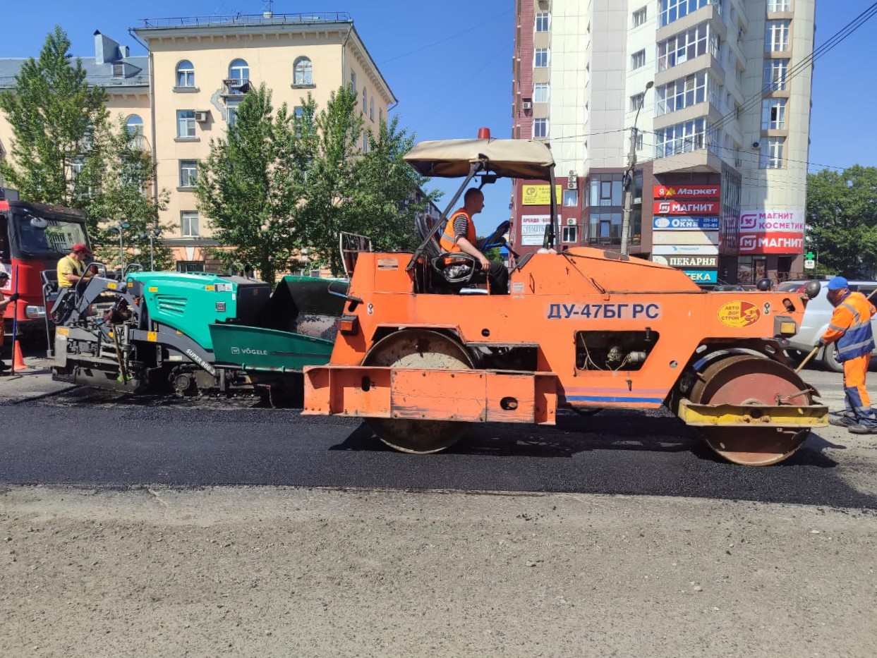 Текущий ремонт дорог в самом разгаре: работы в Барнауле не прекращаются и в выходные дни 