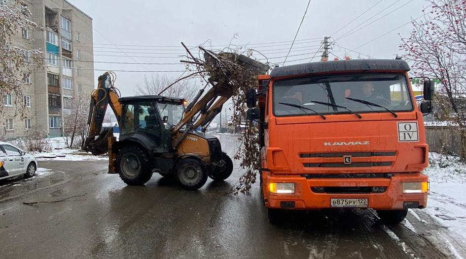 В «чистый четверг» продолжается вывоз мешков и веток с территории района