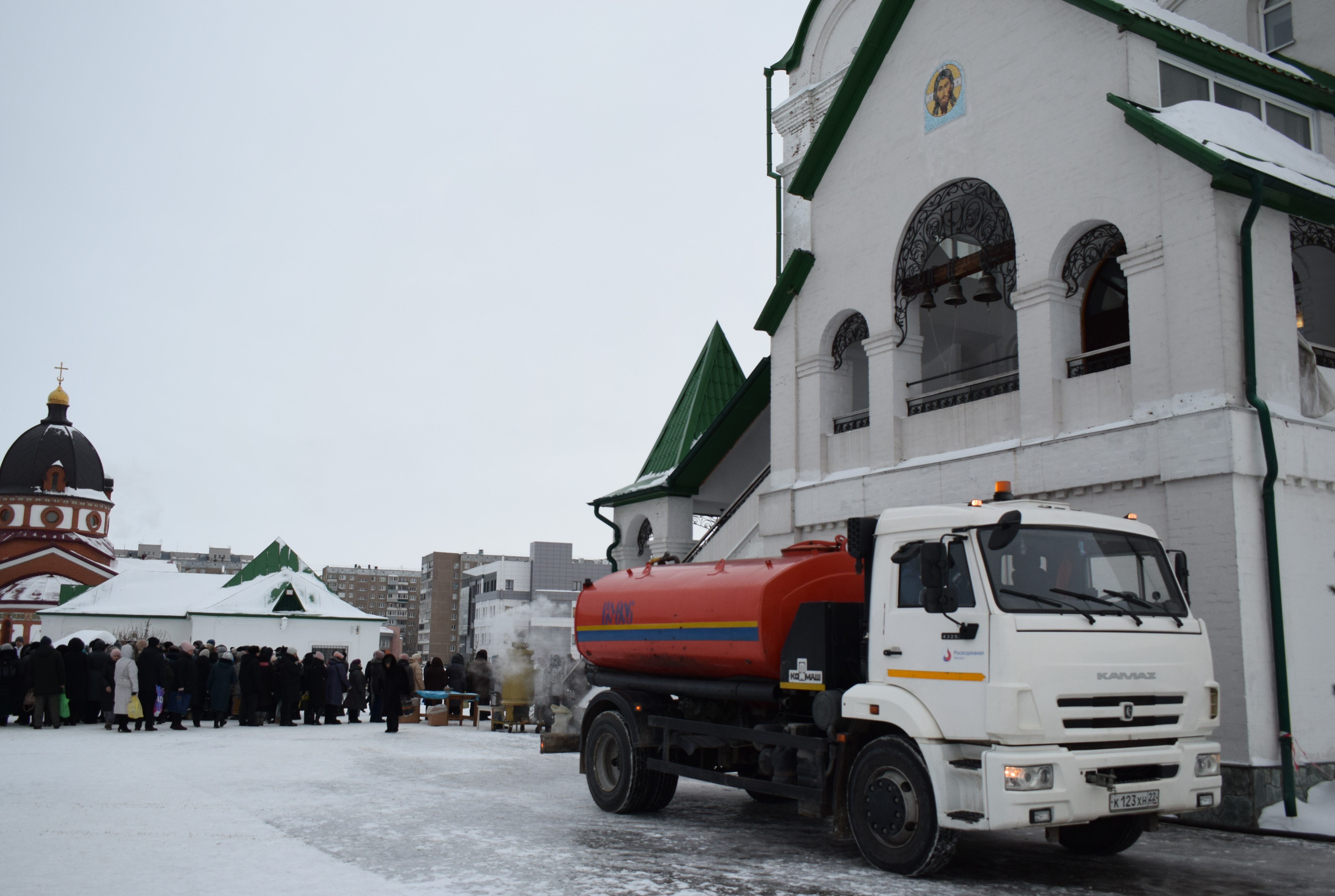 Водоканал традиционно помог барнаульскому храму подготовиться к Крещению
