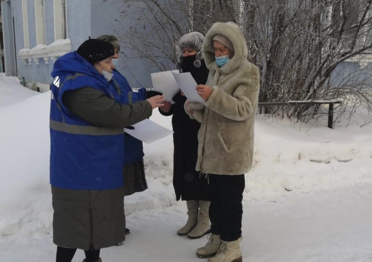 В Октябрьском районе Барнаульские народные дружинники провели информационную акцию по профилактике мошеннических действий