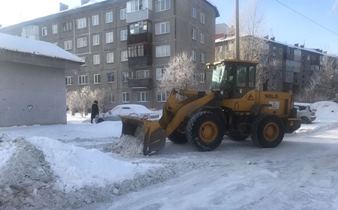 В Ленинском районе ведутся работы по очистке территории от снежных заносов