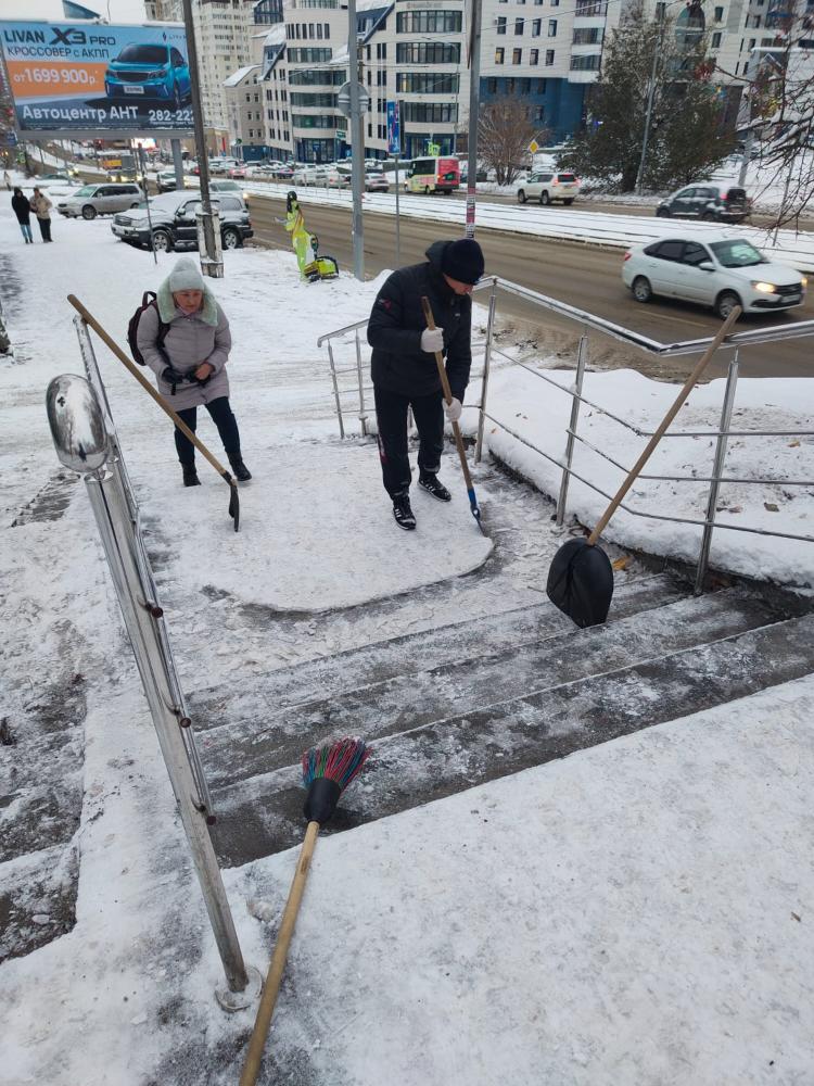 В Железнодорожном районе Барнаула приступили к очистке первого снега