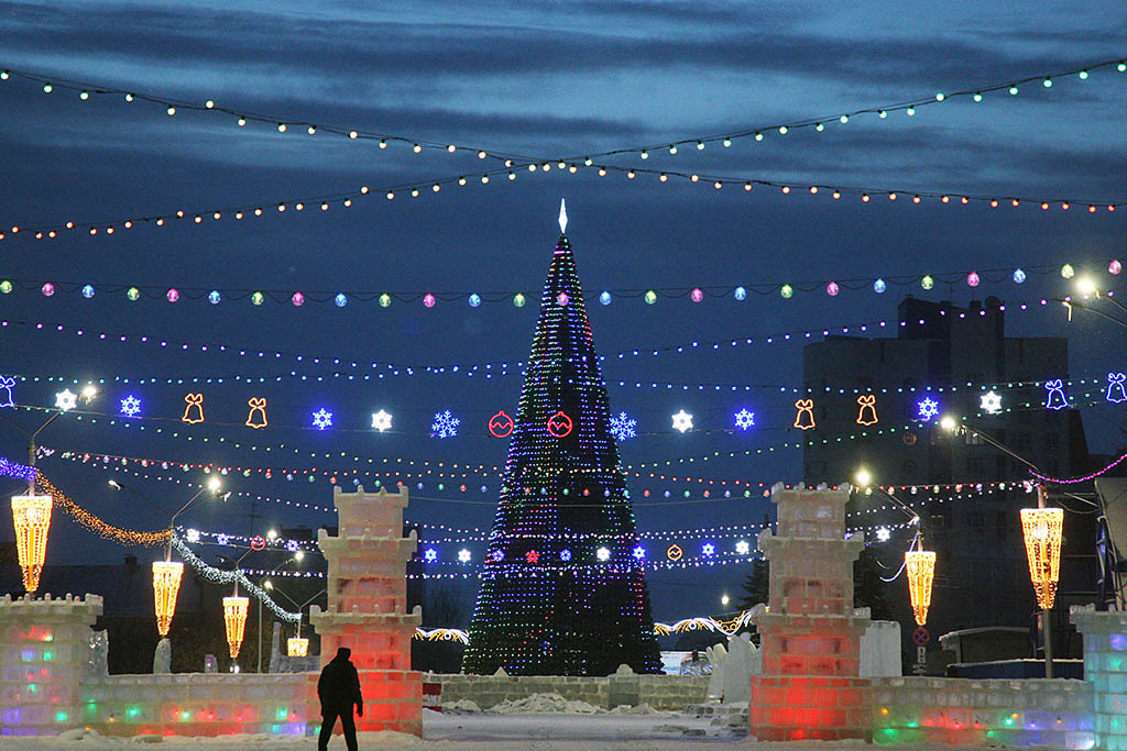 В Барнауле началась подготовка к строительству новогоднего городка на площади Сахарова 
