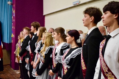 Для выпускников школ Индустриального района прозвучали последние звонки