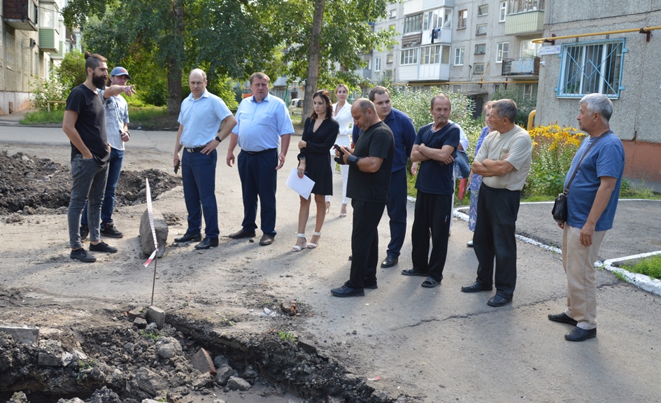 Во дворах по ул. 80-й Гвардейской Дивизии, 40 и 42, участвующих в нацпроекте «Жилье и городская среда», проинспектировали ход выполнения работ 