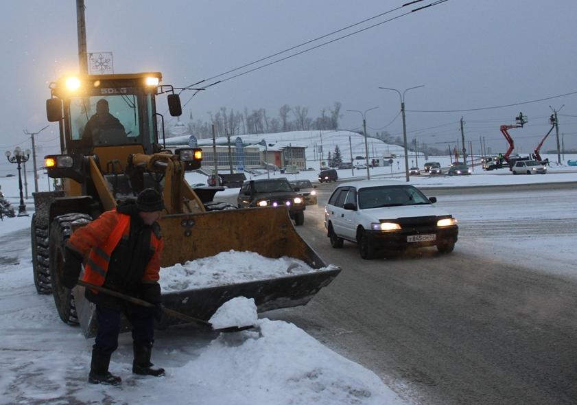В ночь на 24 декабря на дорогах Барнаула будут работать до 154 единиц снегоуборочной техники