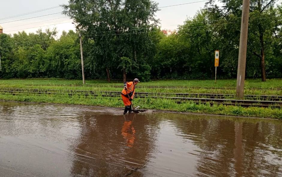 Барнаульские дорожники контролируют спуск воды после мощного ливня