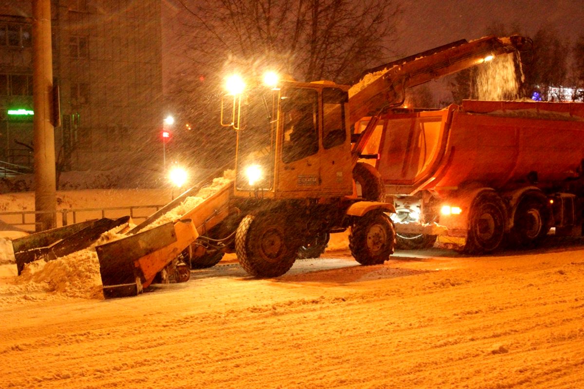 трактор для уборки снега. уборка снега в барнауле. уборка снега. снегоуборочная техника на аэродроме. снегоуборочная машина кдм ночью.