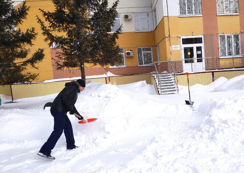 Волонтеры акции «Снежный штурм» помогли в расчистке территорий детских поликлиник №12 и 14
