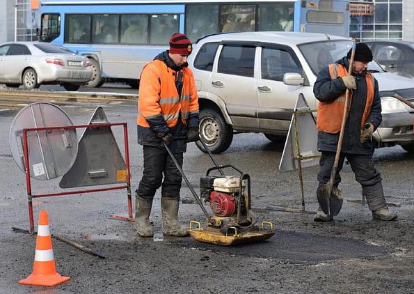 В Барнауле завершается аварийный ремонт проезжей части с применением холодного асфальта